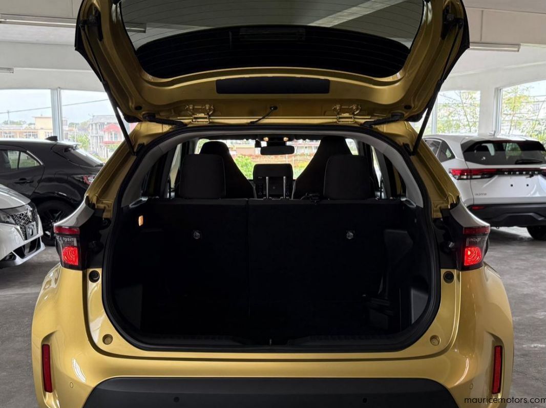 2022 Toyota Yaris Cross X Hybrid  pictures