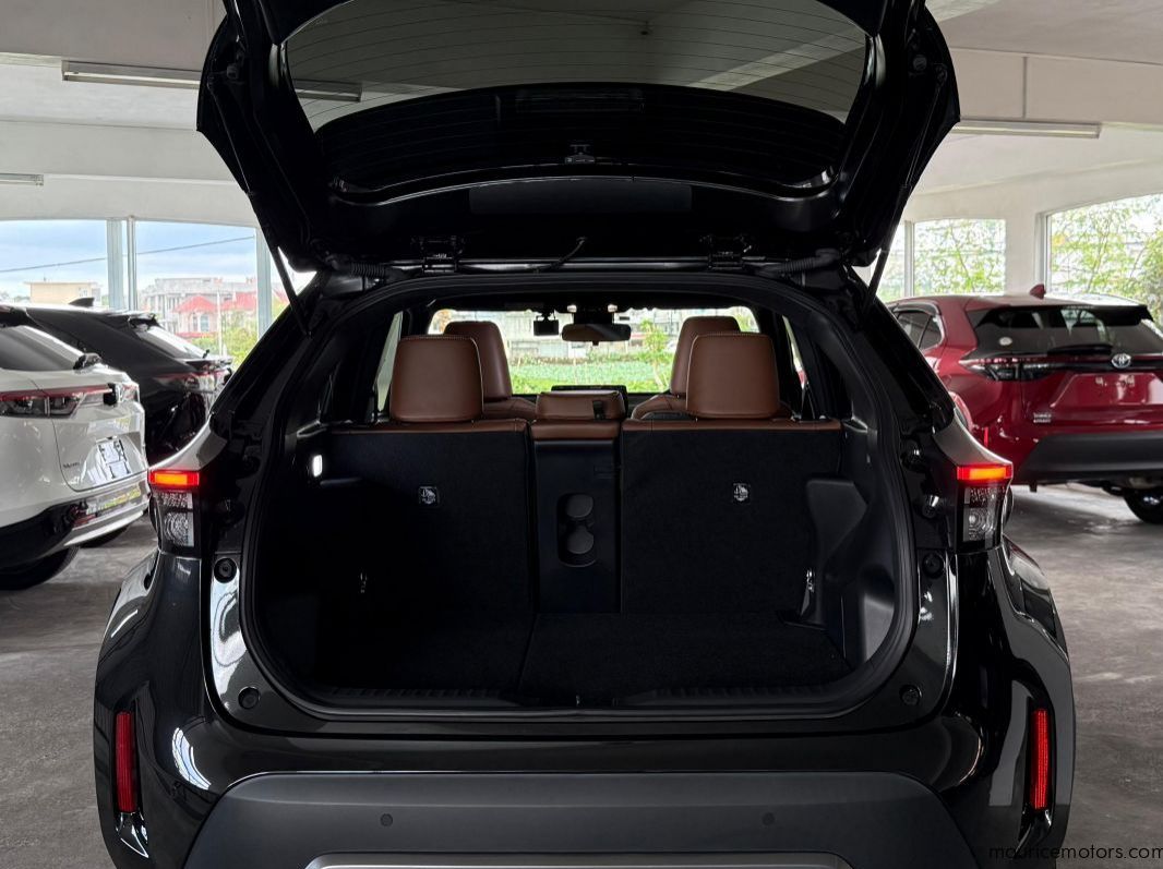 2023 Toyota Yaris Cross Z Adventure Hybrid pictures