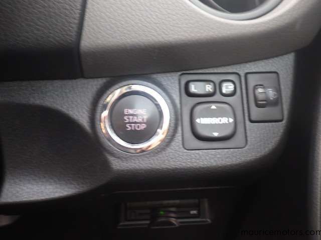 2015 Toyota Vitz 990 CC pictures