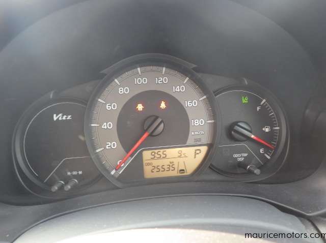 2015 Toyota Vitz 990 CC pictures