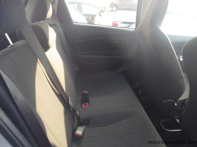 2015 Toyota Vitz 990 CC pictures