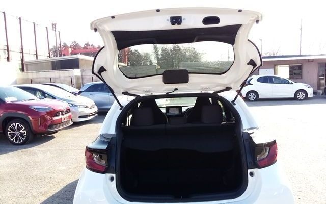2023 Toyota Yaris HYBRID X photo