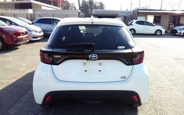 2023 Toyota Yaris HYBRID X photo