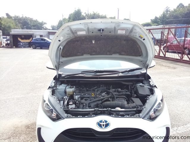 2022 Toyota Yaris HYBRID X photo