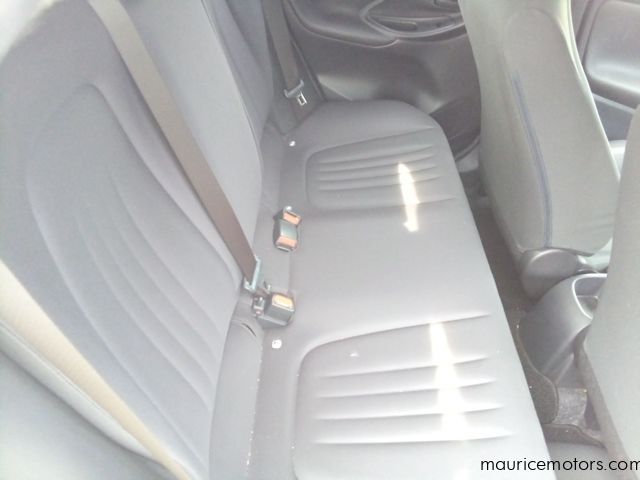 2022 Toyota Yaris HYBRID X photo