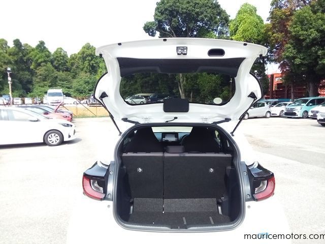 2022 Toyota Yaris HYBRID X photo