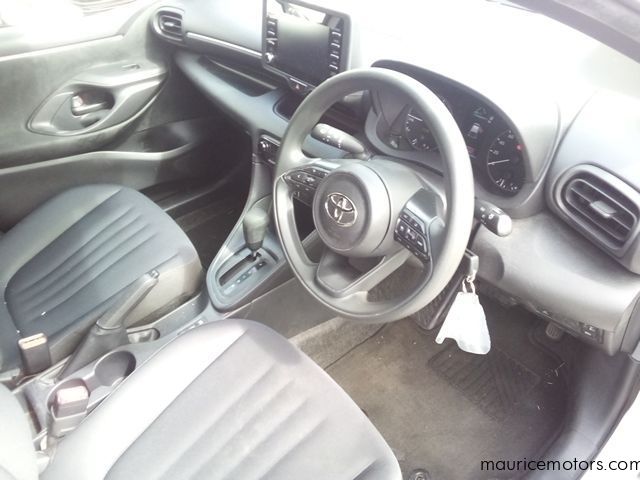 2022 Toyota Yaris HYBRID X photo