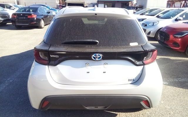 2022 Toyota Yaris HYBRID X photo