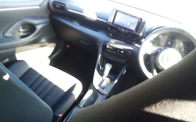 2022 Toyota Yaris HYBRID X photo