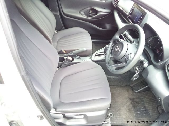 2022 Toyota Yaris HYBRID X photo