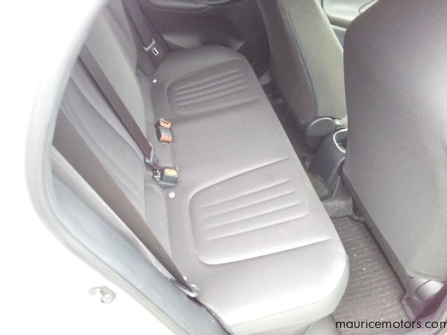 2022 Toyota Yaris HYBRID X photo