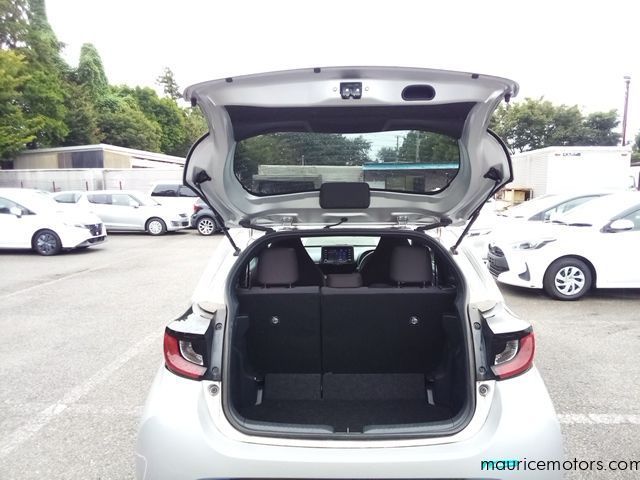 2022 Toyota Yaris HYBRID X photo