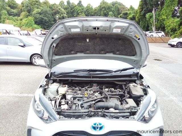 2022 Toyota Yaris HYBRID X photo