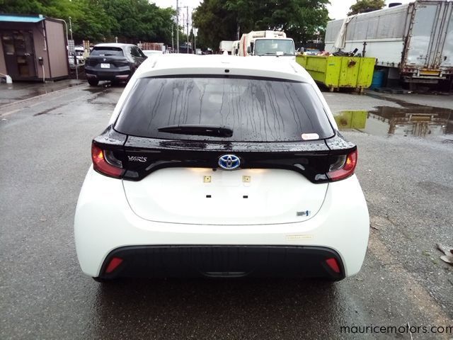 2022 Toyota Yaris HYBRID X photo