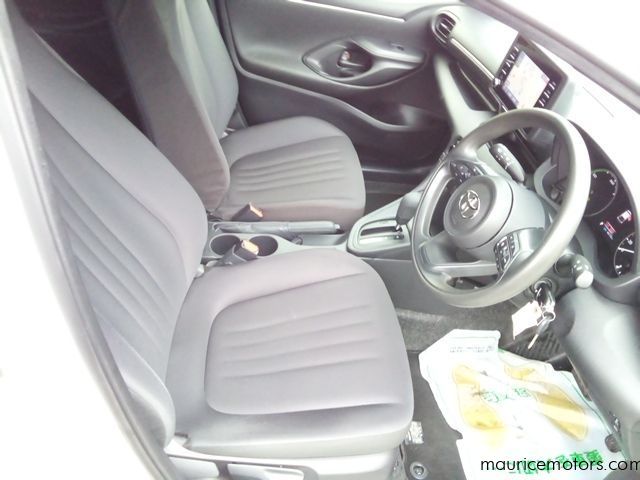 2022 Toyota Yaris HYBRID X photo