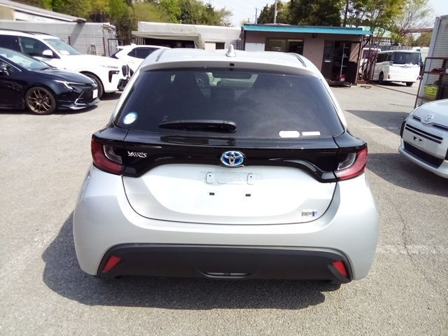 2022 Toyota Yaris HYBRID X photo