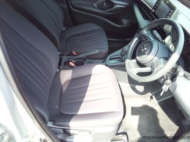 2022 Toyota Yaris HYBRID X photo