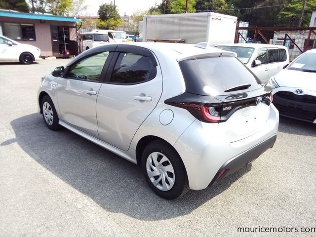 2022 Toyota Yaris HYBRID X photo