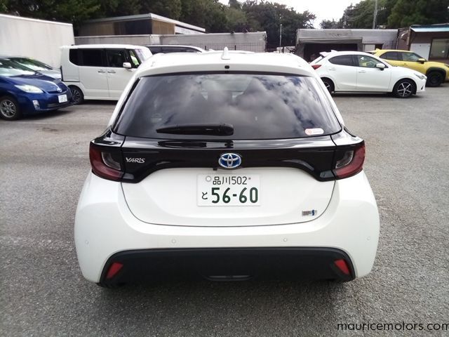 2022 Toyota Yaris HYBRID X photo