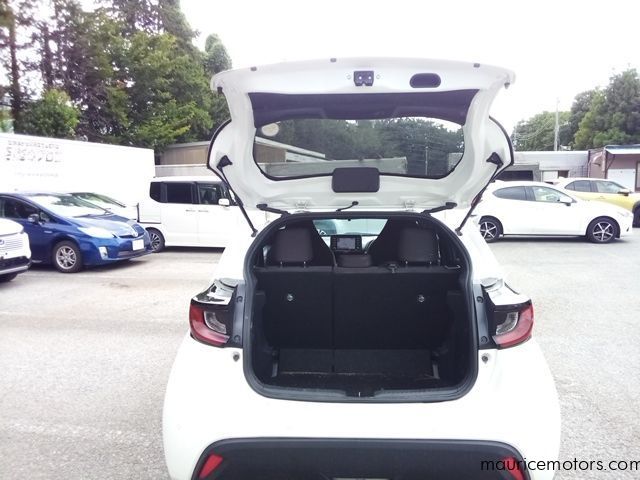 2022 Toyota Yaris HYBRID X photo