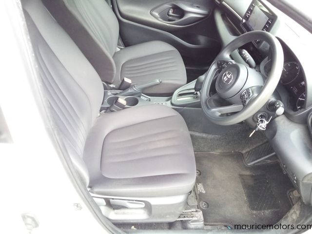 2022 Toyota Yaris HYBRID X photo