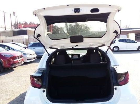 2023 Toyota Yaris HYBRID X pictures