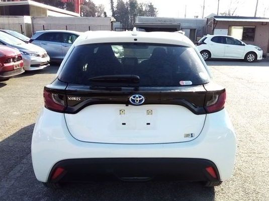 2023 Toyota Yaris HYBRID X pictures