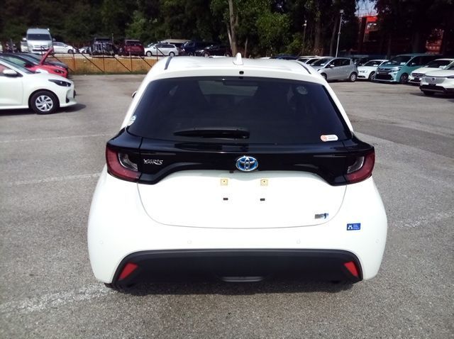 2022 Toyota Yaris HYBRID X pictures