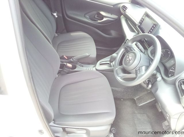 2022 Toyota Yaris HYBRID X pictures