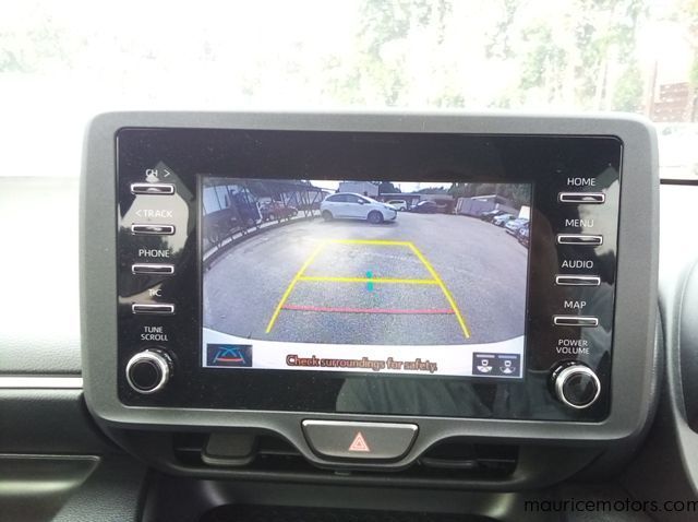 2022 Toyota Yaris HYBRID X pictures