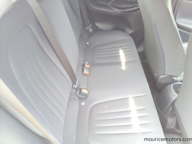 2022 Toyota Yaris HYBRID X pictures