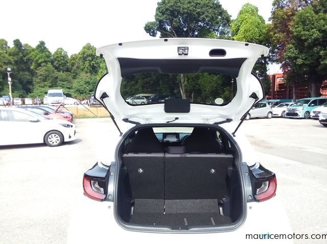 2022 Toyota Yaris HYBRID X pictures