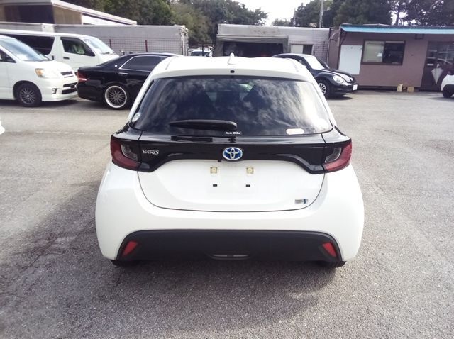 2022 Toyota Yaris HYBRID X pictures