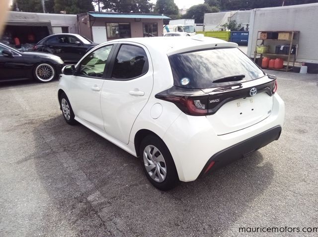 2022 Toyota Yaris HYBRID X pictures