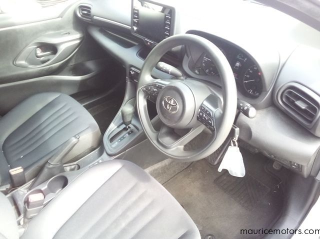 2022 Toyota Yaris HYBRID X pictures