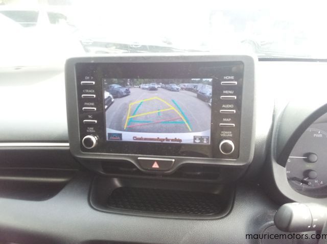 2022 Toyota Yaris HYBRID X pictures