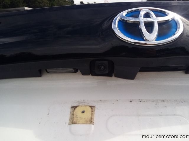 2022 Toyota Yaris HYBRID X pictures