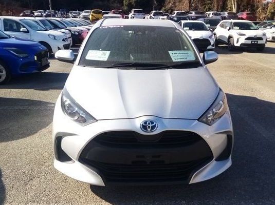 2022 Toyota Yaris HYBRID X pictures
