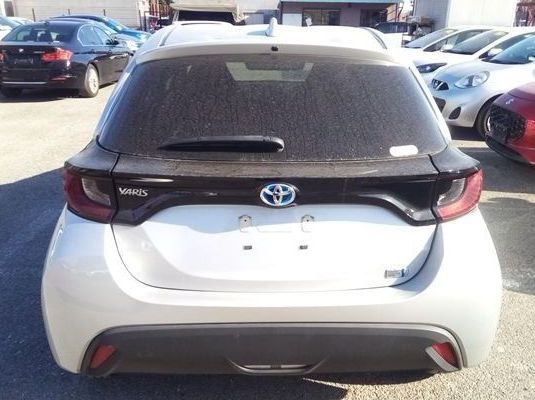 2022 Toyota Yaris HYBRID X pictures