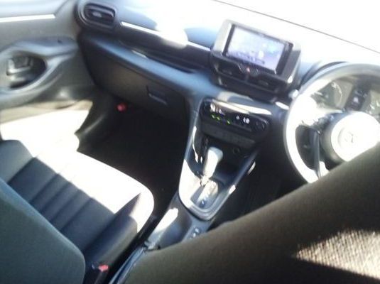 2022 Toyota Yaris HYBRID X pictures