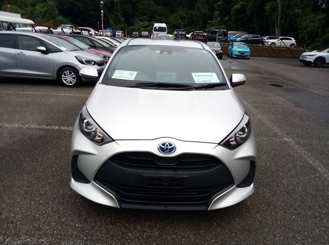 2022 Toyota Yaris HYBRID X pictures