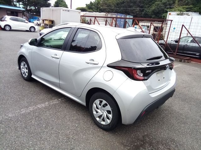 2022 Toyota Yaris HYBRID X pictures