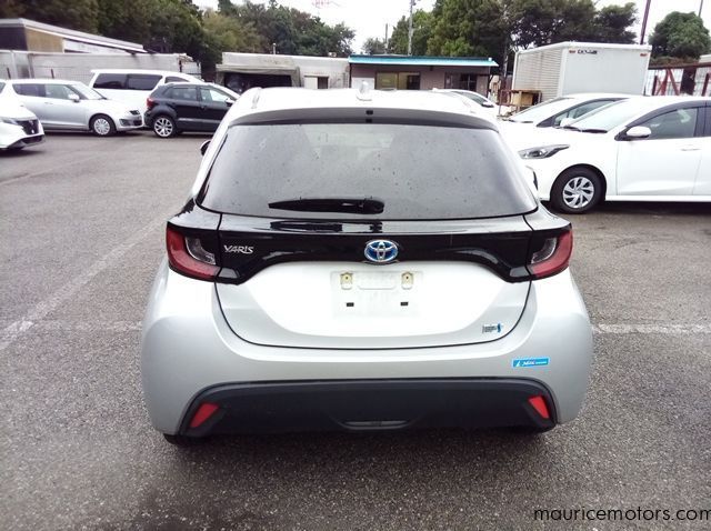 2022 Toyota Yaris HYBRID X pictures
