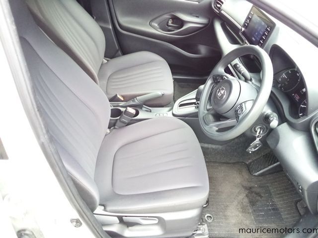 2022 Toyota Yaris HYBRID X pictures