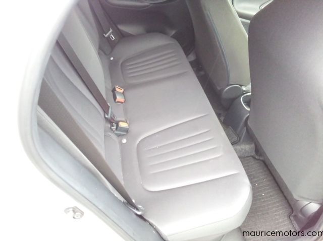 2022 Toyota Yaris HYBRID X pictures