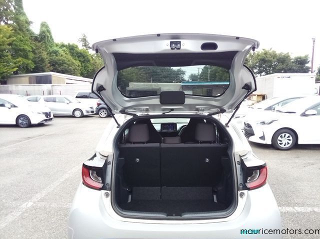 2022 Toyota Yaris HYBRID X pictures