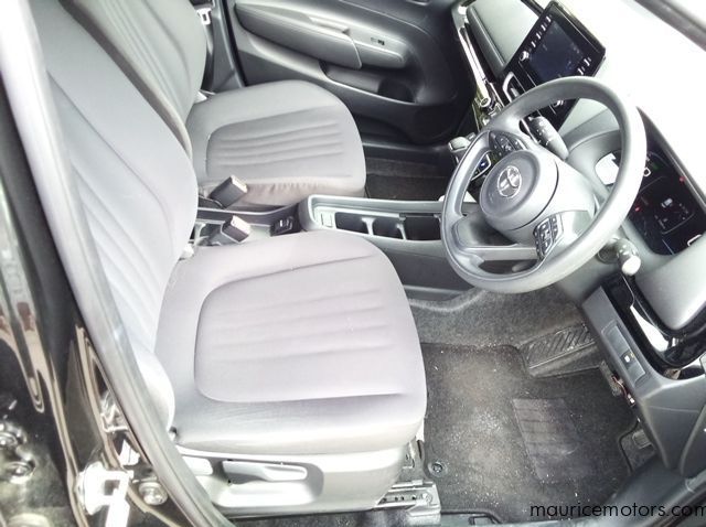 2022 Toyota Aqua X pictures