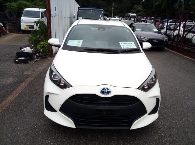 2022 Toyota Yaris HYBRID X pictures