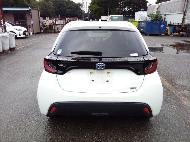 2022 Toyota Yaris HYBRID X pictures