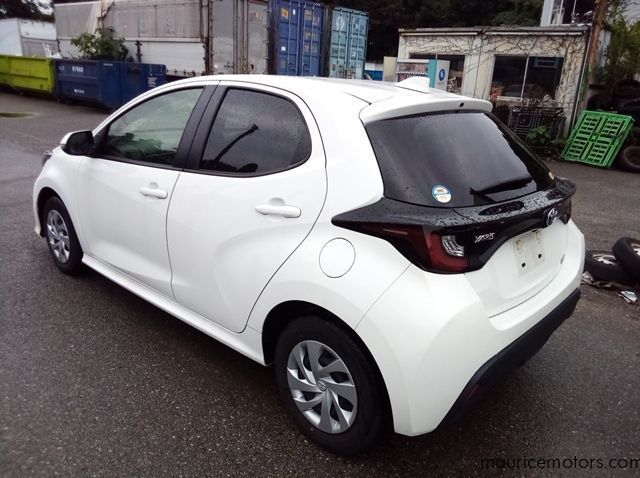 2022 Toyota Yaris HYBRID X pictures